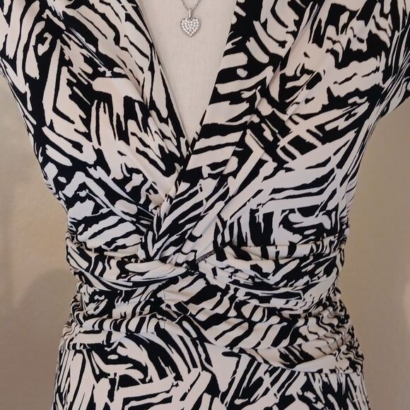 BCBG Black and Cream Abstract Design Dress. Soft Girl. Cateer. - Picture 4 of 16